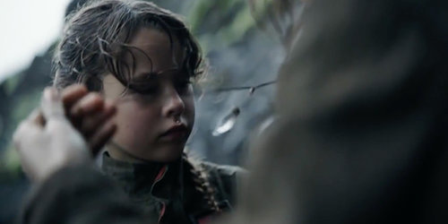 Jyn+Erso+Given+the+Gift+of+a+Kyber+Crystal+in+Rogue+One+A+Star+Wars+Story